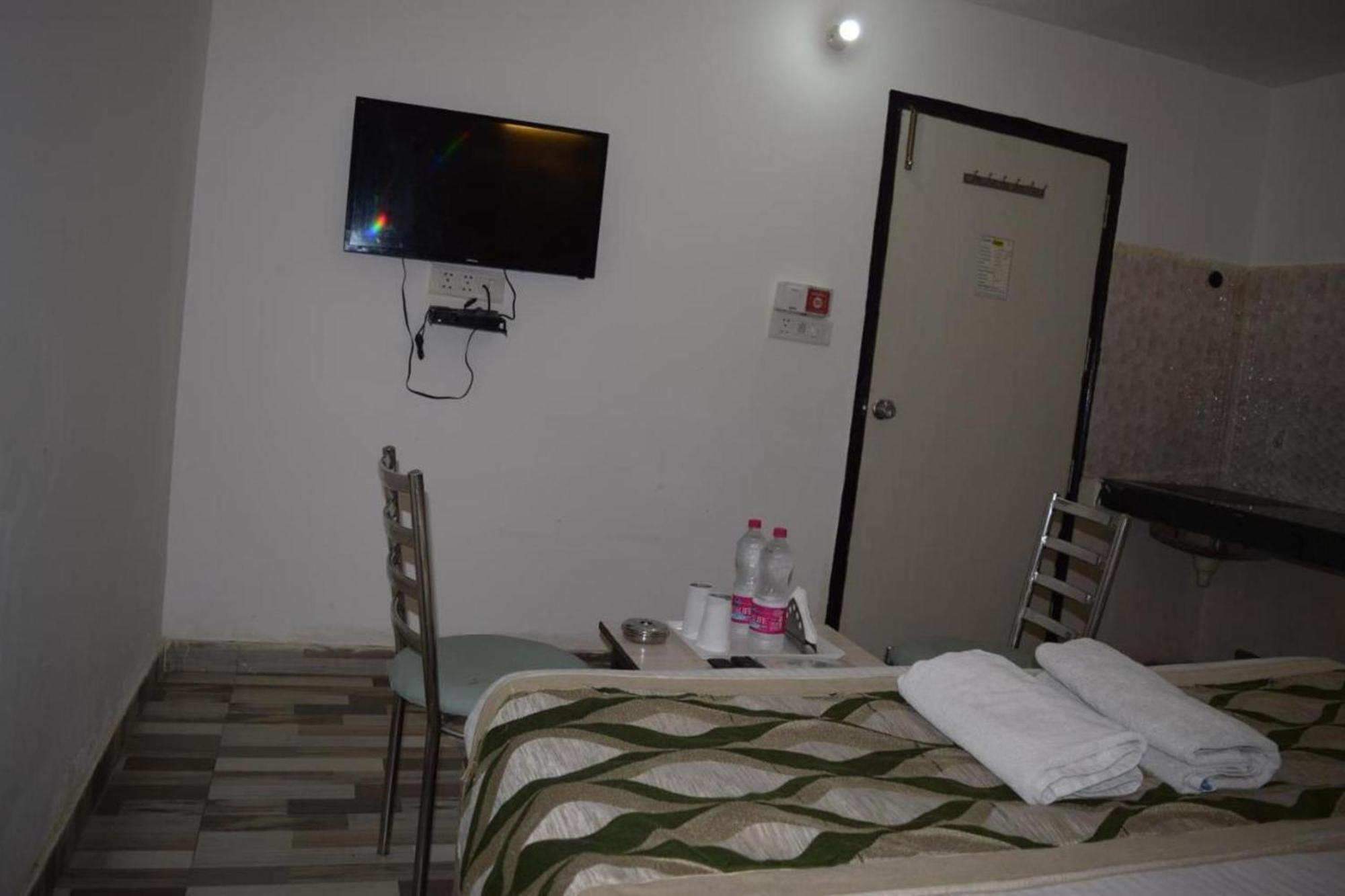 Hotel Clink New Delhi Airport Exterior foto
