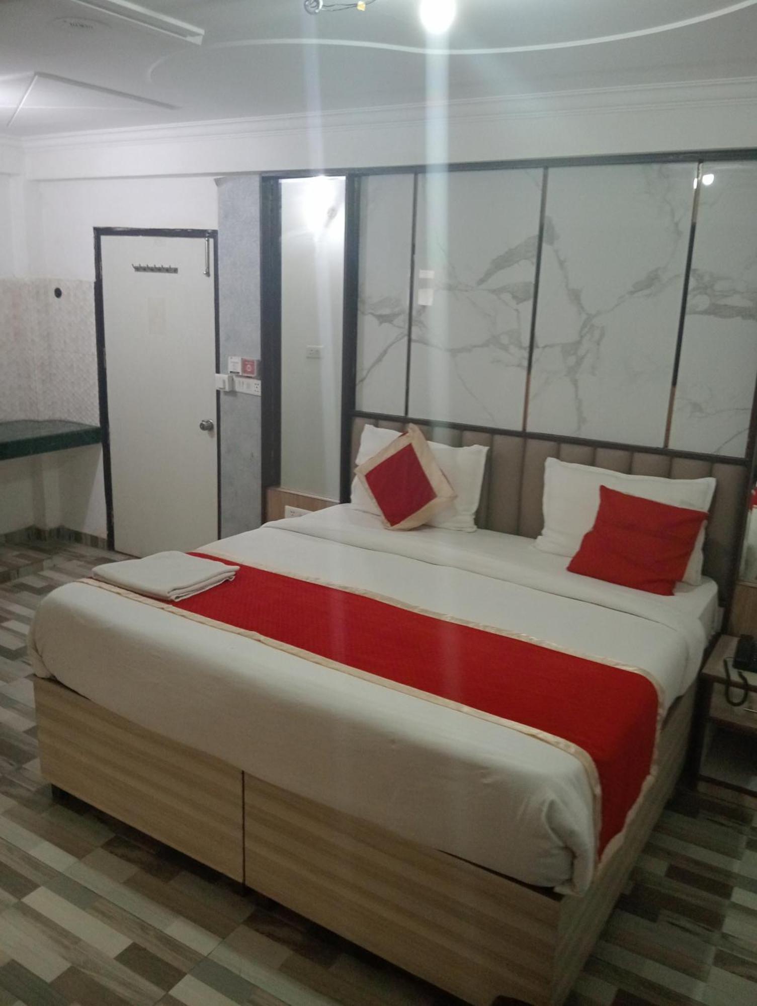 Hotel Clink New Delhi Airport Exterior foto