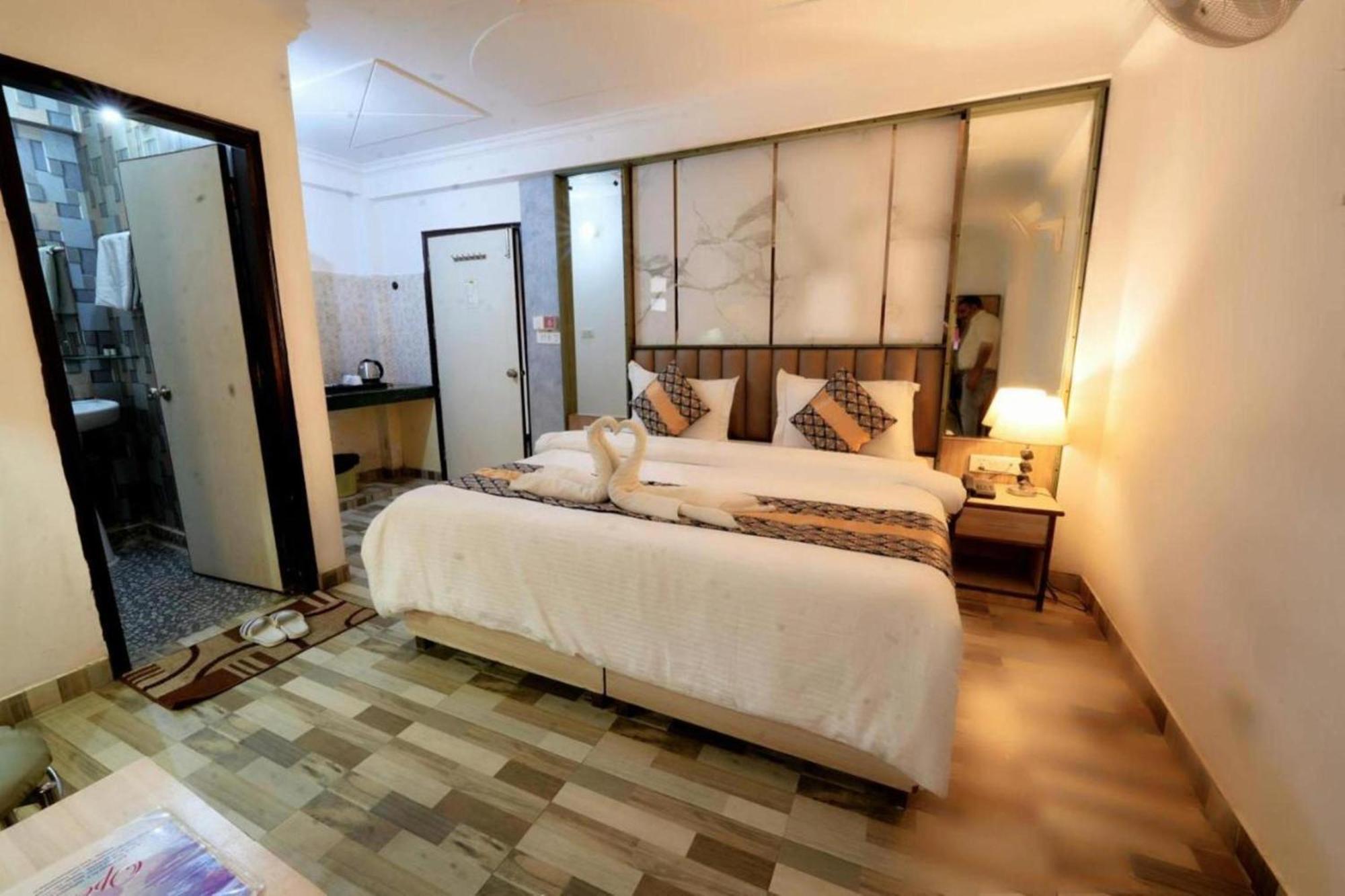 Hotel Clink New Delhi Airport Exterior foto